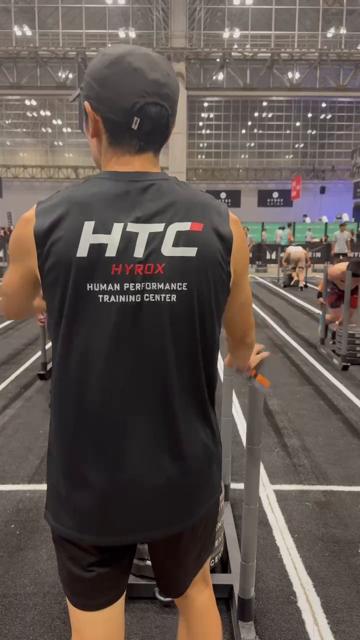 HTCロゴを背にスレッドへ
