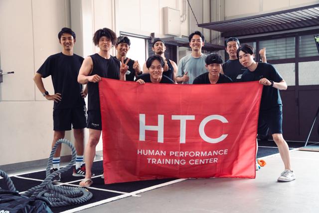 HTCフラッグを囲んだ集合写真