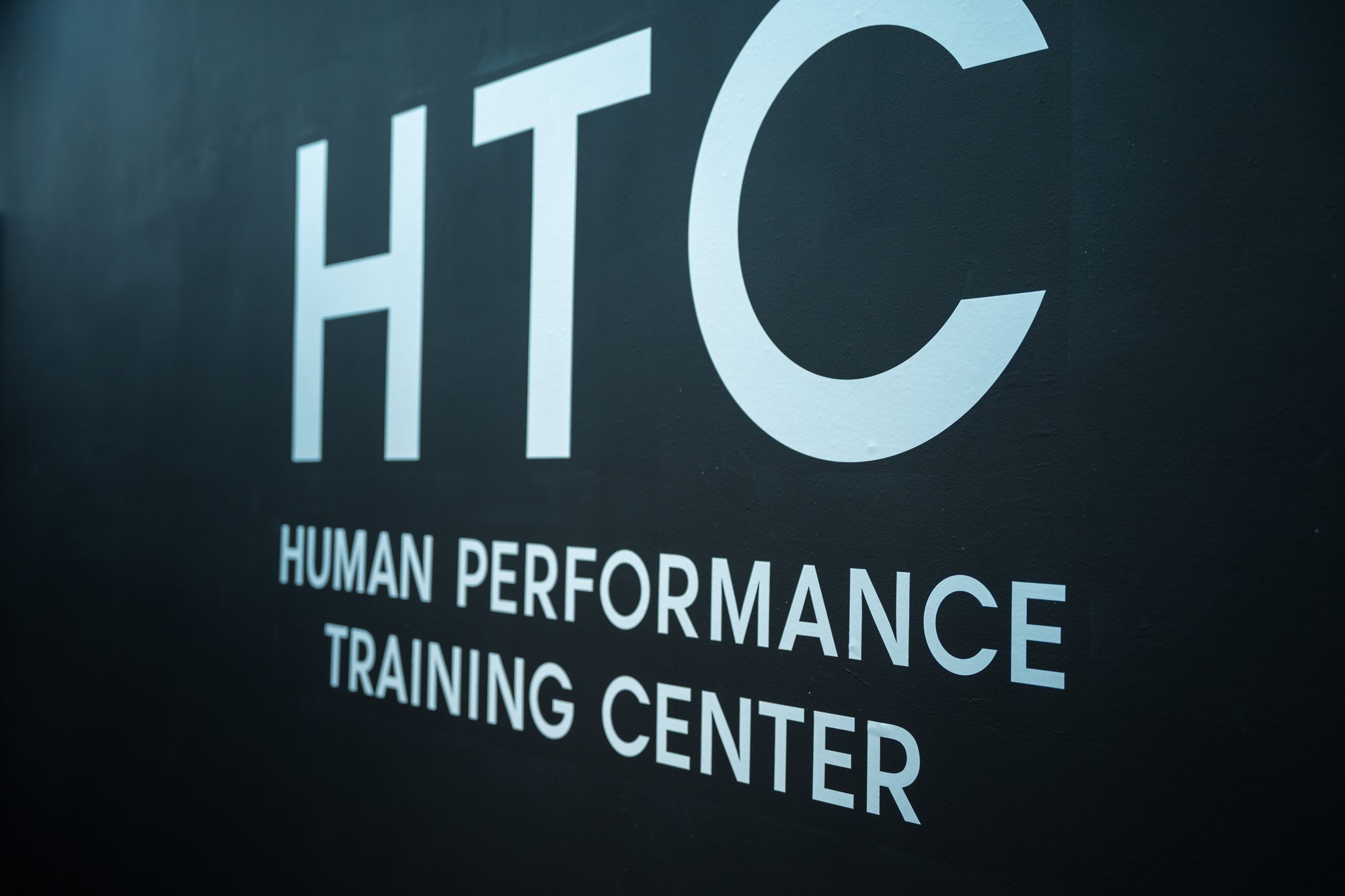 HTC CHIKUSAのロゴ壁